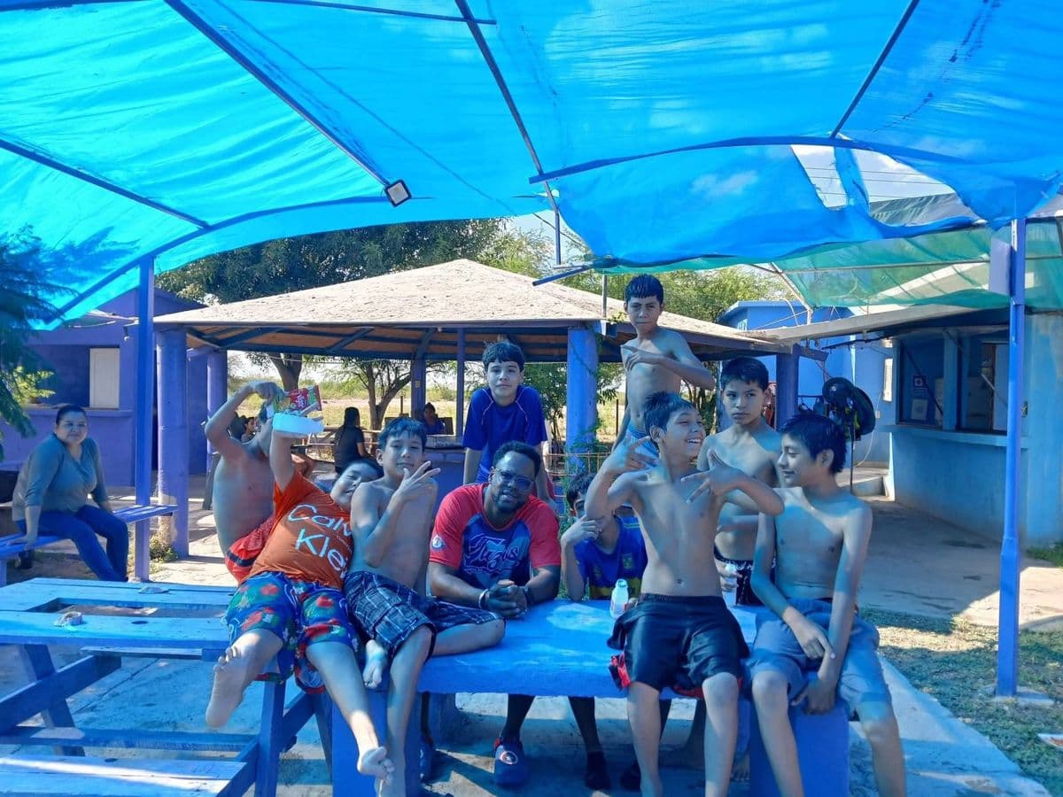 Actividad comunitaria bajo carpa