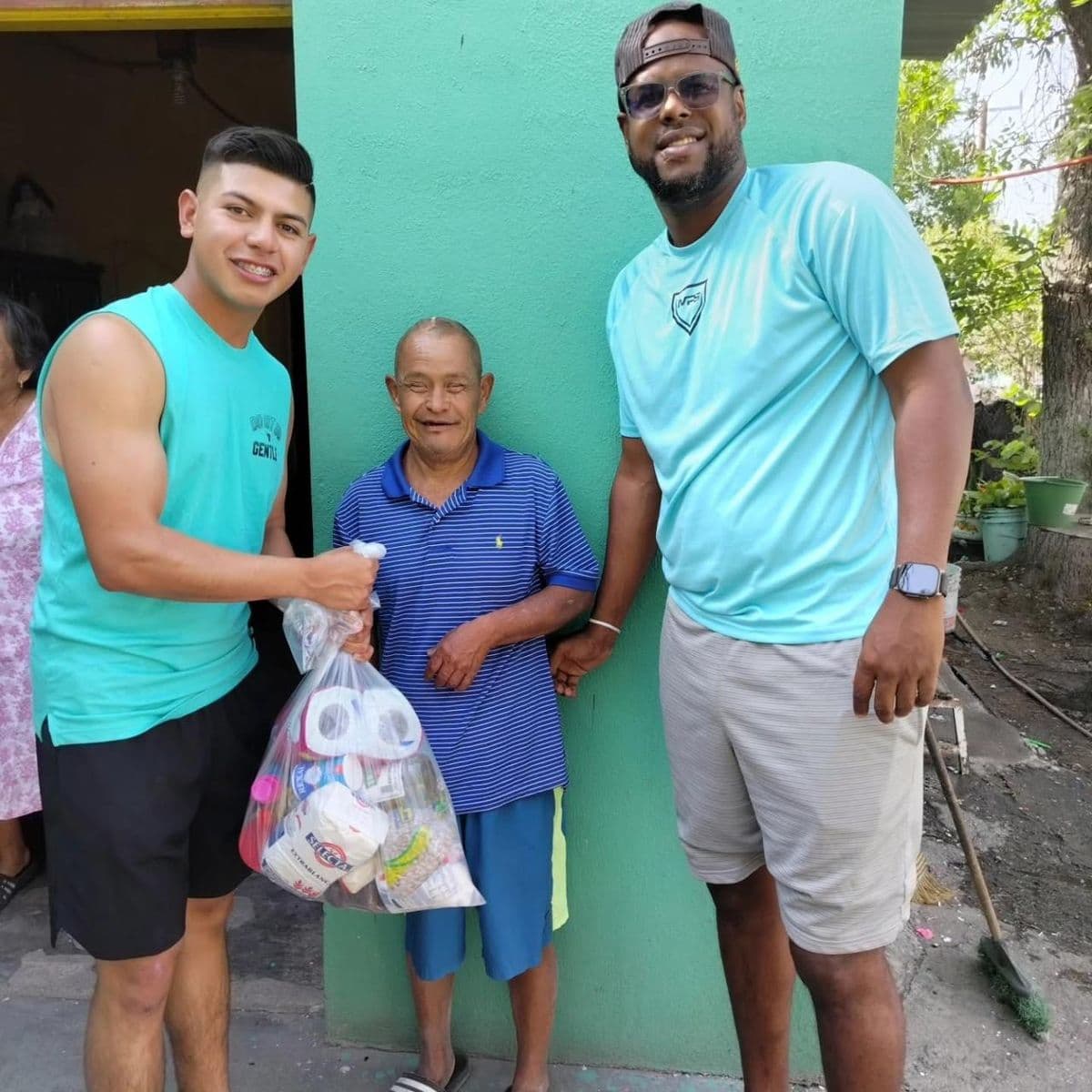 Entrega de donaciones a familias